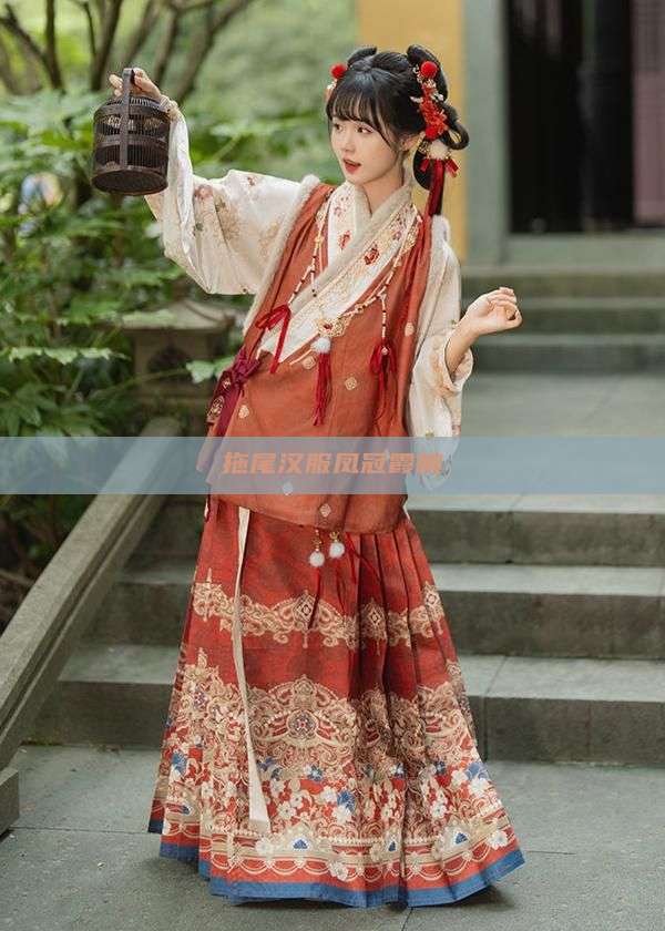 拖尾汉服凤冠霞帔 拖尾汉服凤冠霞帔