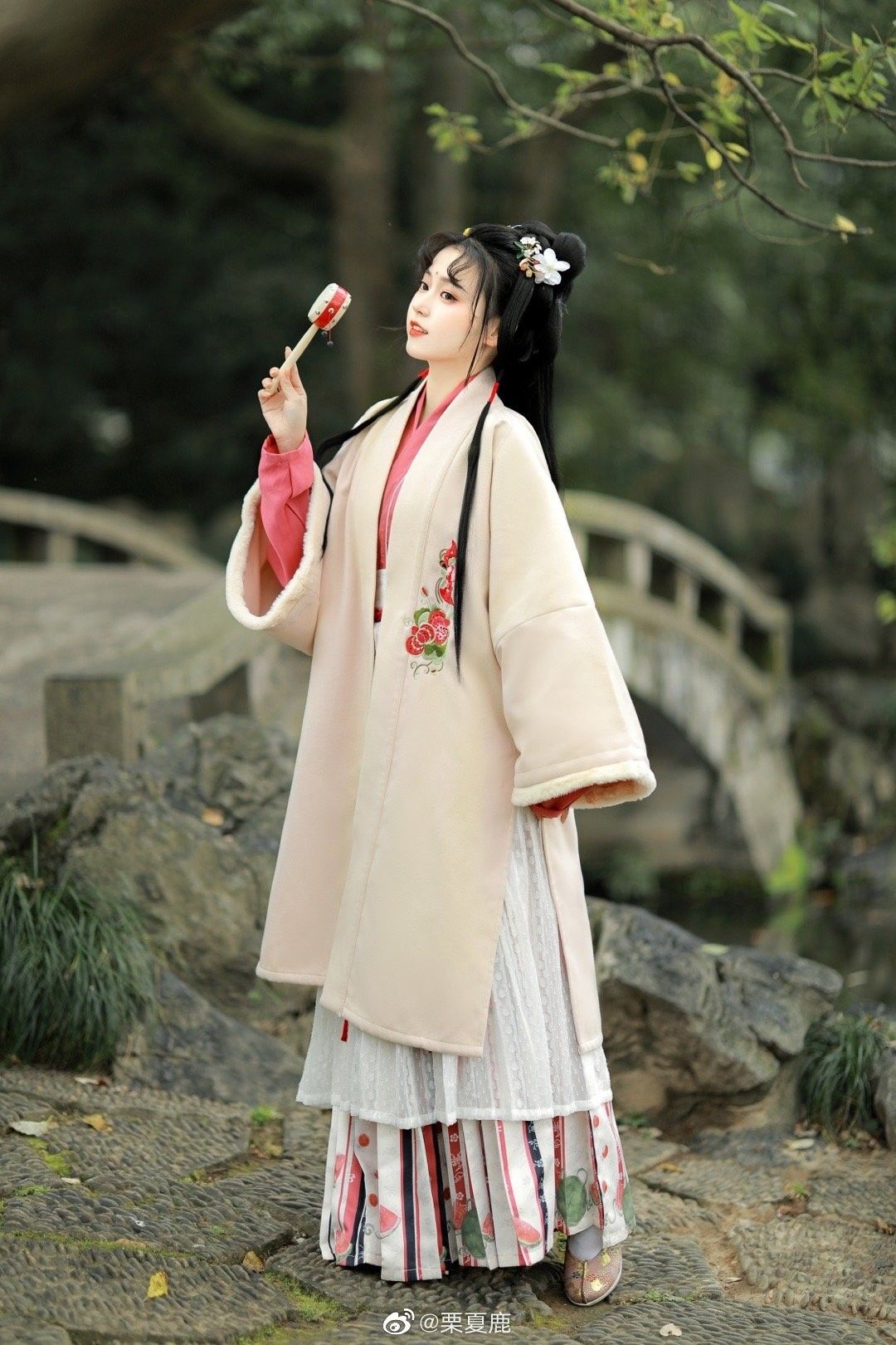 The Dominant Charm of Hanfu in the Wei,Jin,North and South Dynasties