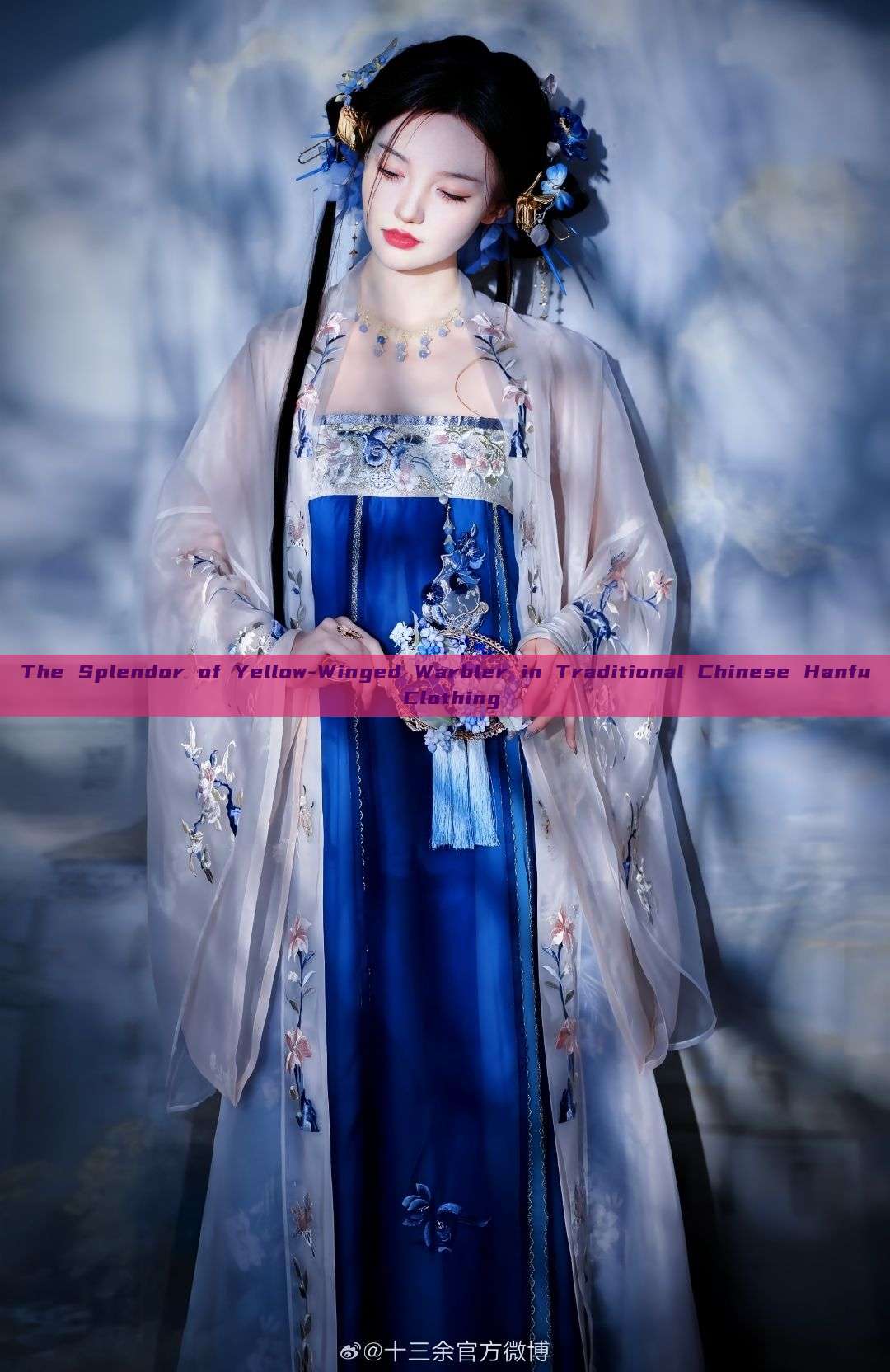 The Splendor of Yellow-Winged Warbler in Traditional Chinese Hanfu Clothing