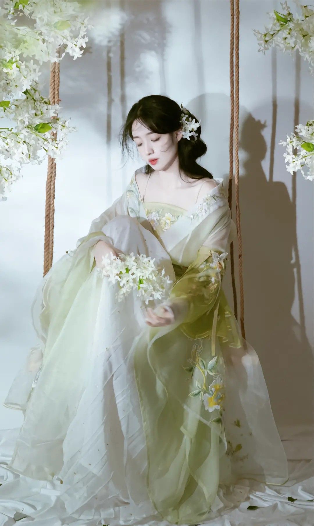 Lace Retro-Inspired Cheongsam:Embracing the Elegance of Traditional Chinese Dress Lace Retro-Inspired Cheongsam:Embracing the Elegance of Traditional Chinese Dress