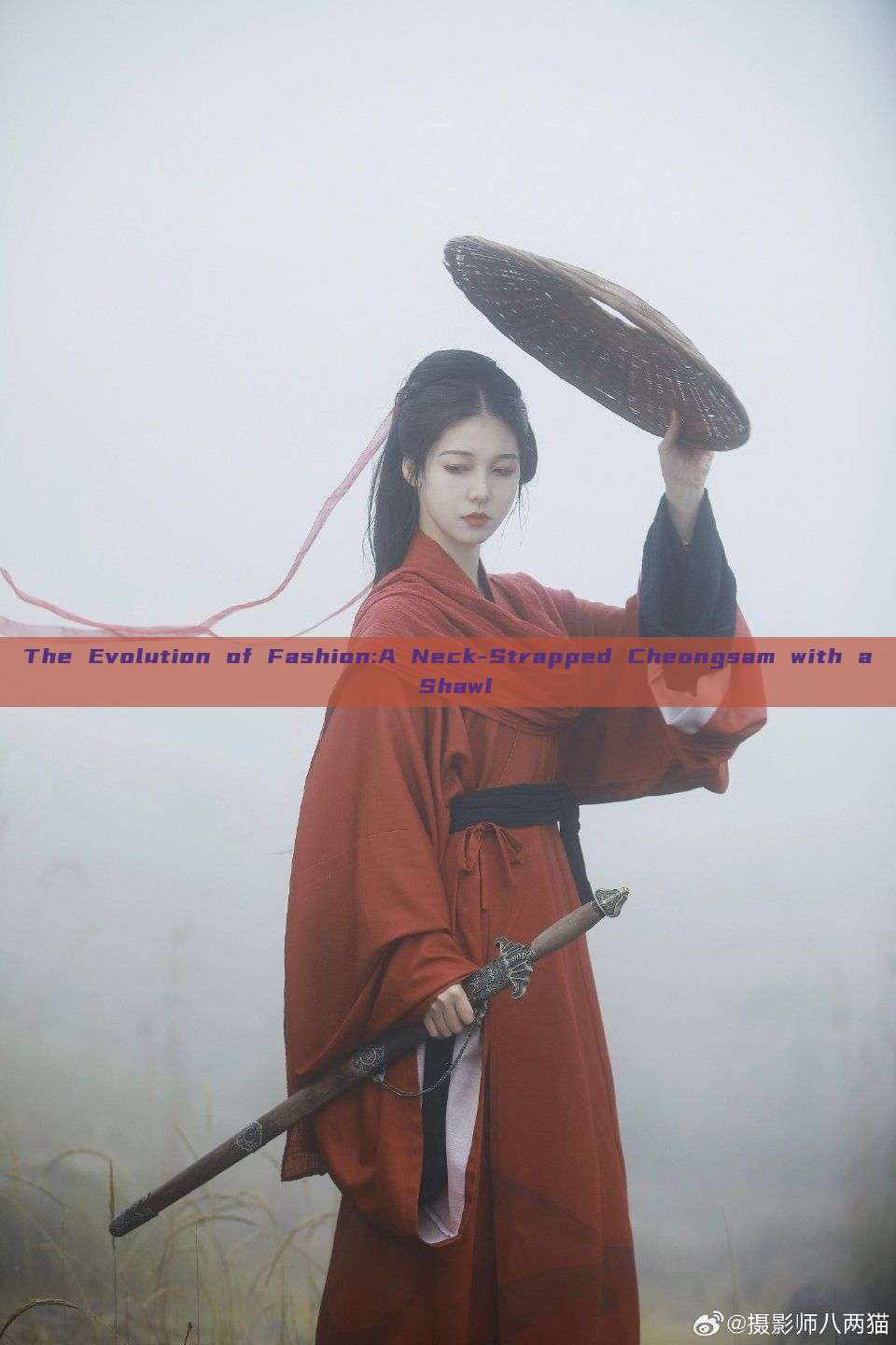 The Evolution of Fashion:A Neck-Strapped Cheongsam with a Shawl