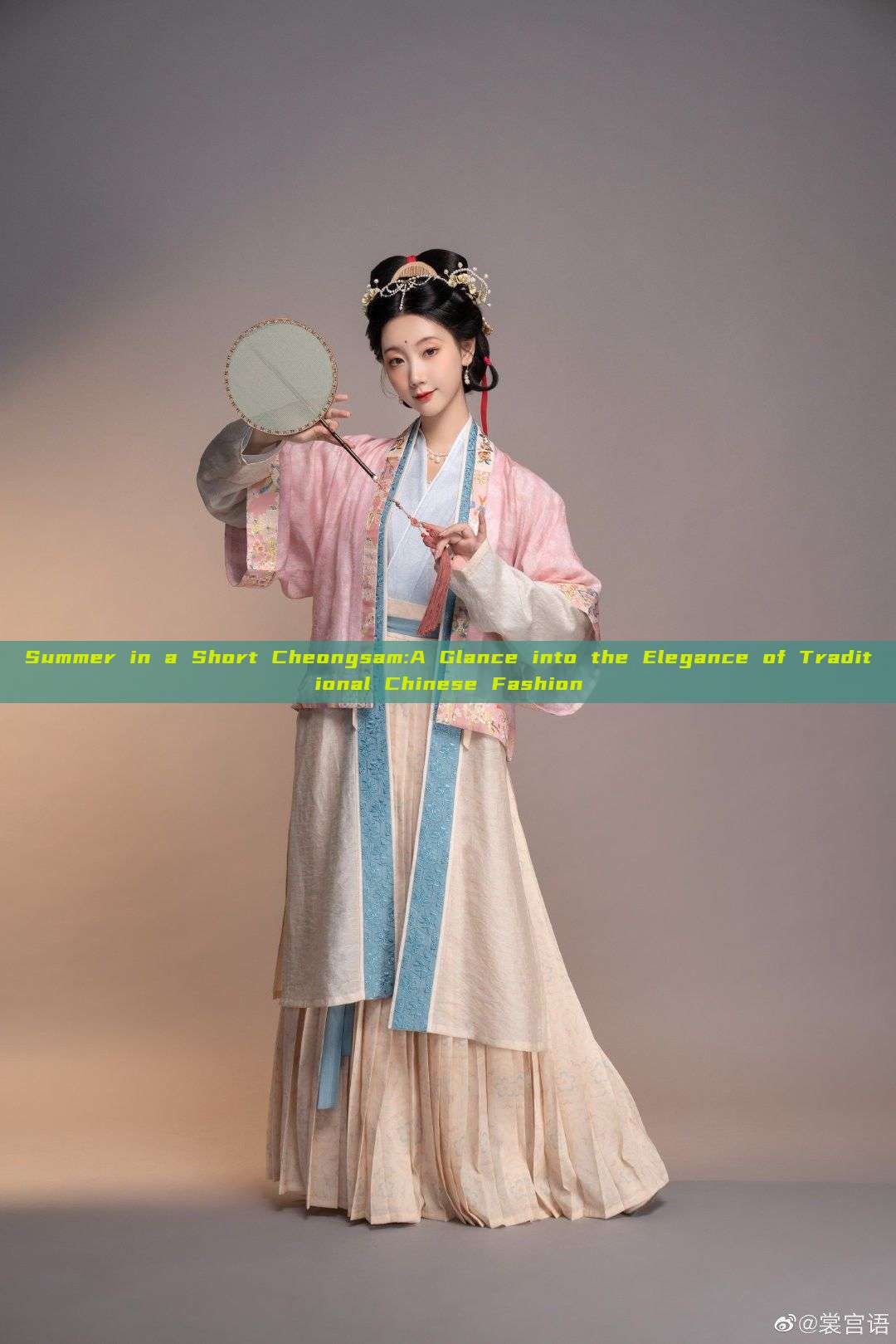 Summer in a Short Cheongsam:A Glance into the Elegance of Traditional Chinese Fashion Summer in a Short Cheongsam:A Glance into the Elegance of Traditional Chinese Fashion