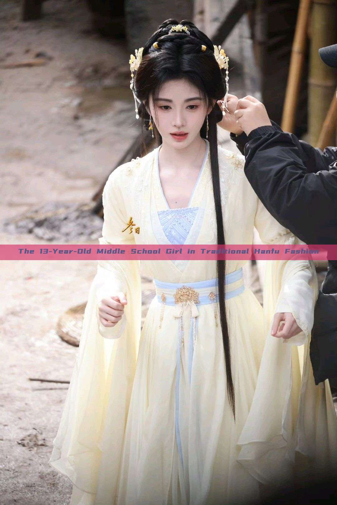 The 13-Year-Old Middle School Girl in Traditional Hanfu Fashion