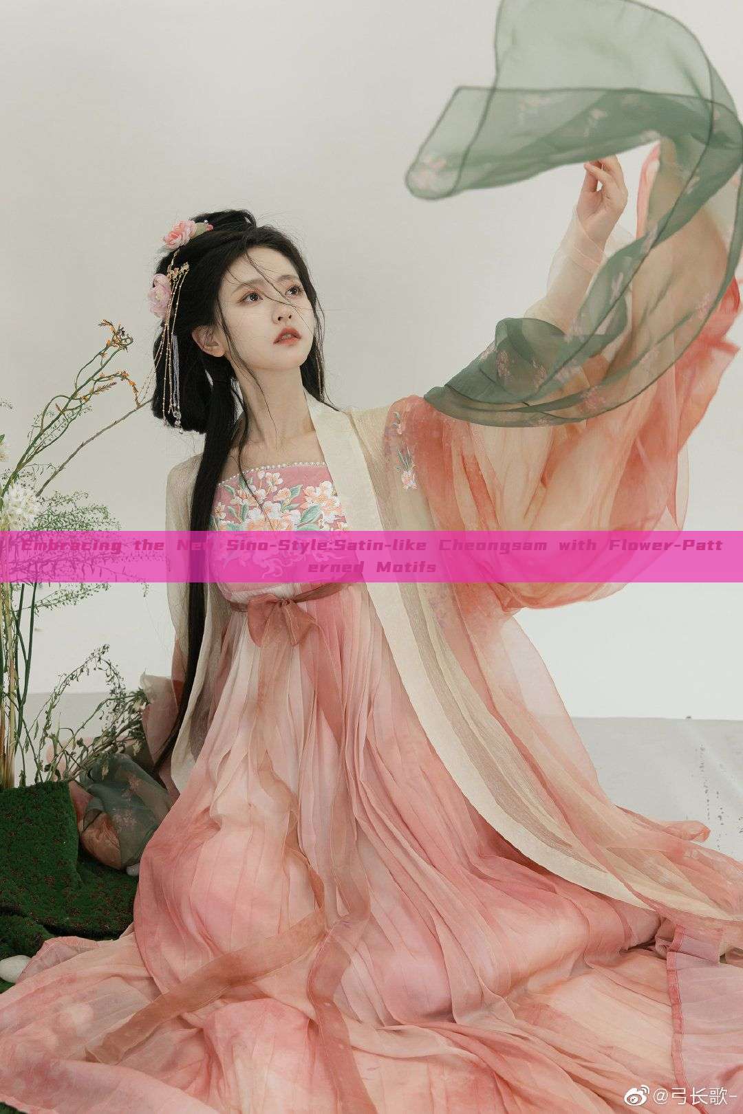 Embracing the New Sino-Style:Satin-like Cheongsam with Flower-Patterned Motifs Embracing the New Sino-Style:Satin-like Cheongsam with Flower-Patterned Motifs