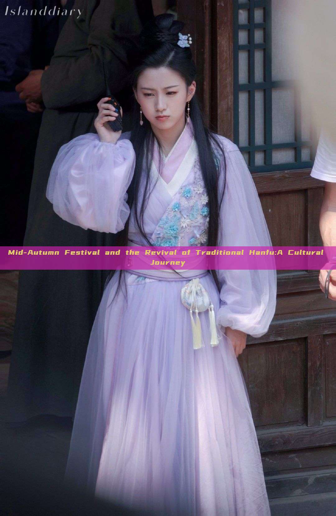 Mid-Autumn Festival and the Revival of Traditional Hanfu:A Cultural Journey Mid-Autumn Festival and the Revival of Traditional Hanfu:A Cultural Journey