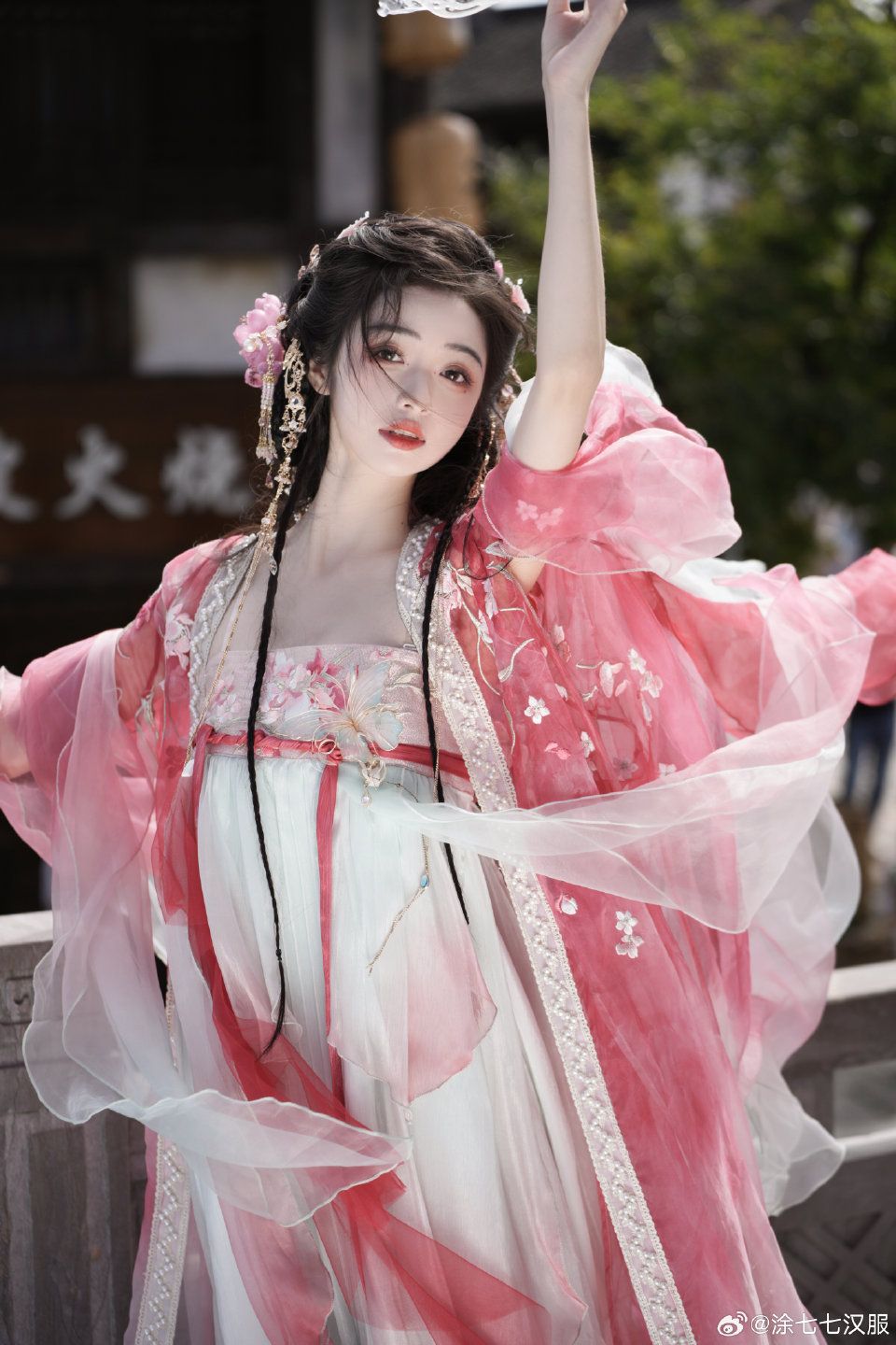The Allure of Hanfu Fashion in Mountains and Rivers 龚俊的汉服魅力探索 The Allure of Hanfu Fashion in Mountains and Rivers 龚俊的汉服魅力探索