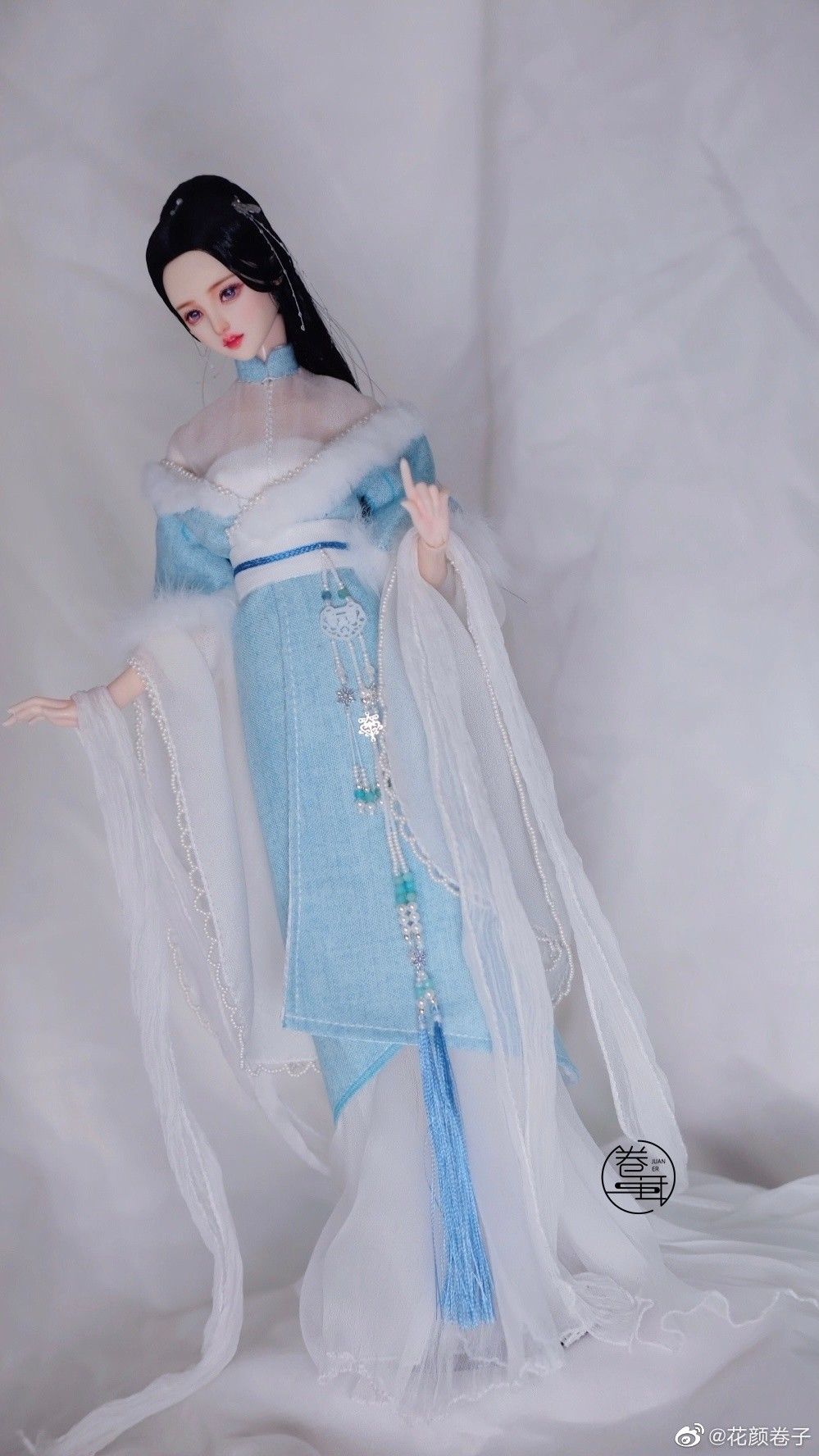Youthful Elegance of Sleeve-Bearing Cheongsam with Mid-Length Sleeves