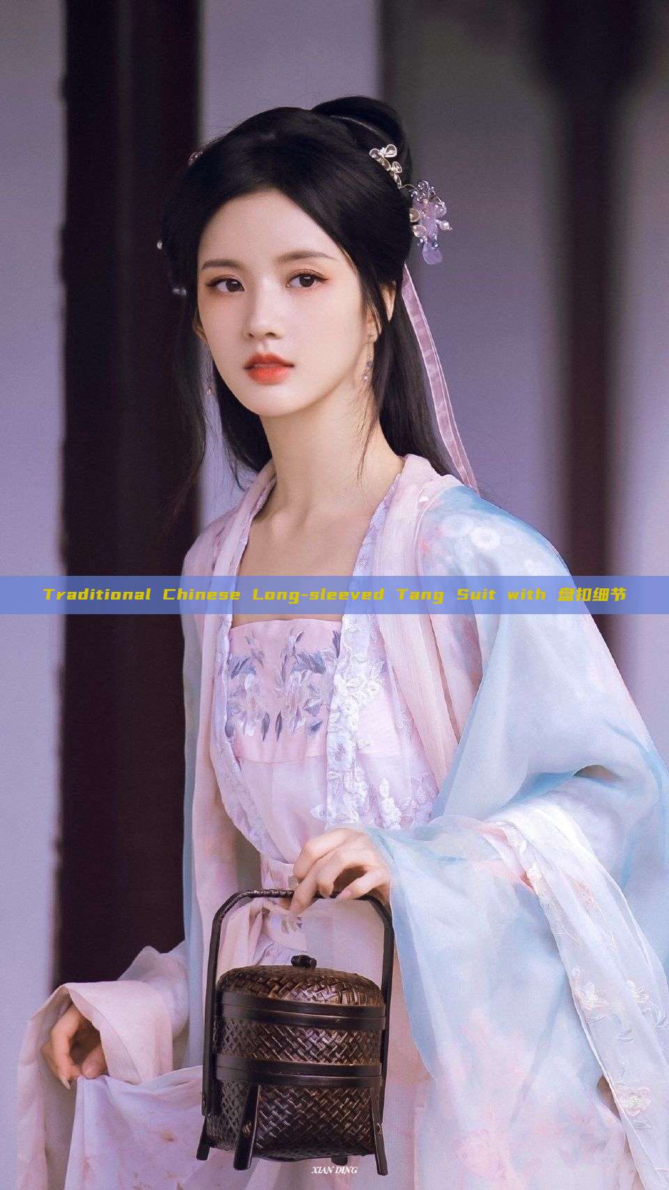 Traditional Chinese Long-sleeved Tang Suit with 盘扣细节 Traditional Chinese Long-sleeved Tang Suit with 盘扣细节