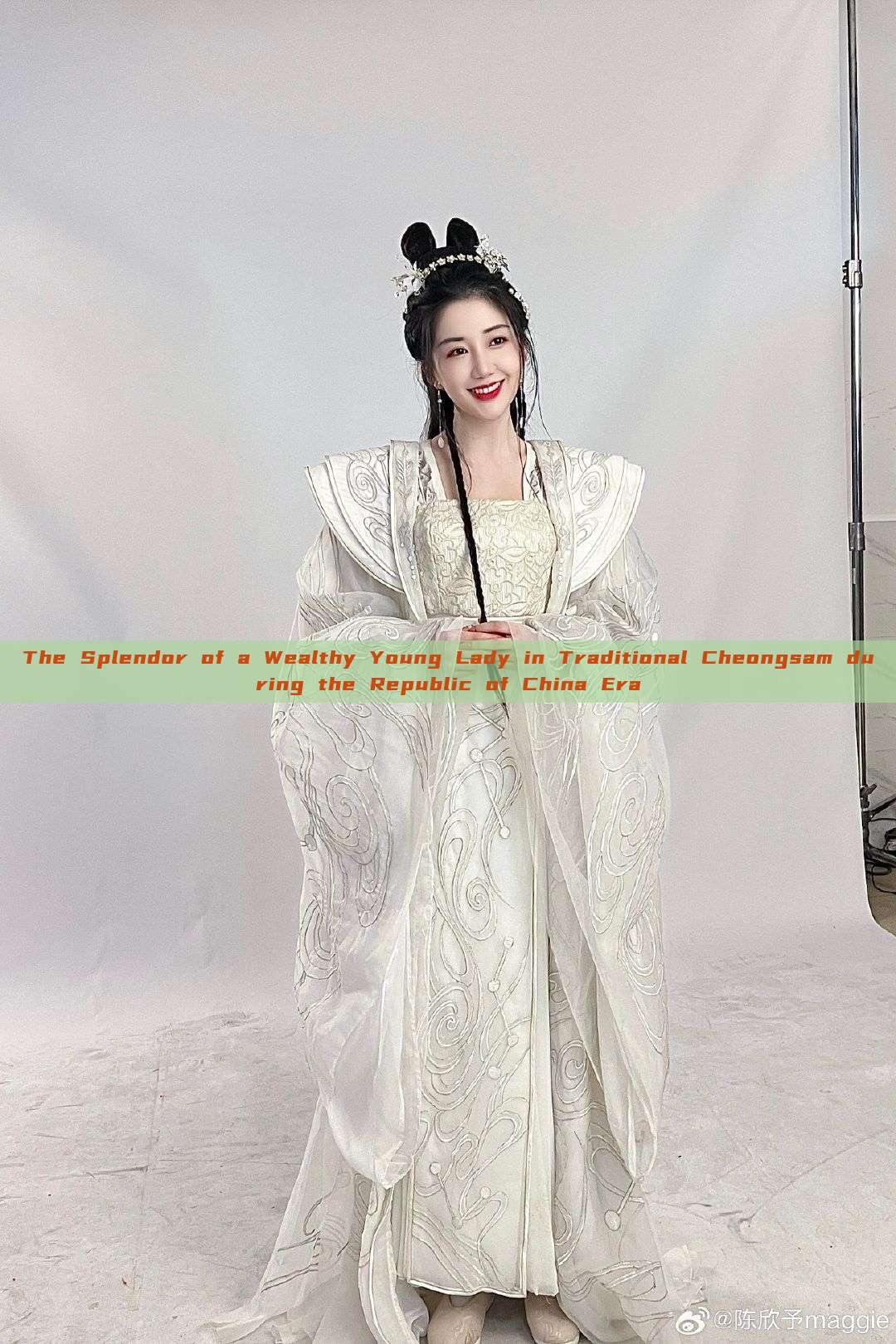 The Splendor of a Wealthy Young Lady in Traditional Cheongsam during the Republic of China Era The Splendor of a Wealthy Young Lady in Traditional Cheongsam during the Republic of China Era