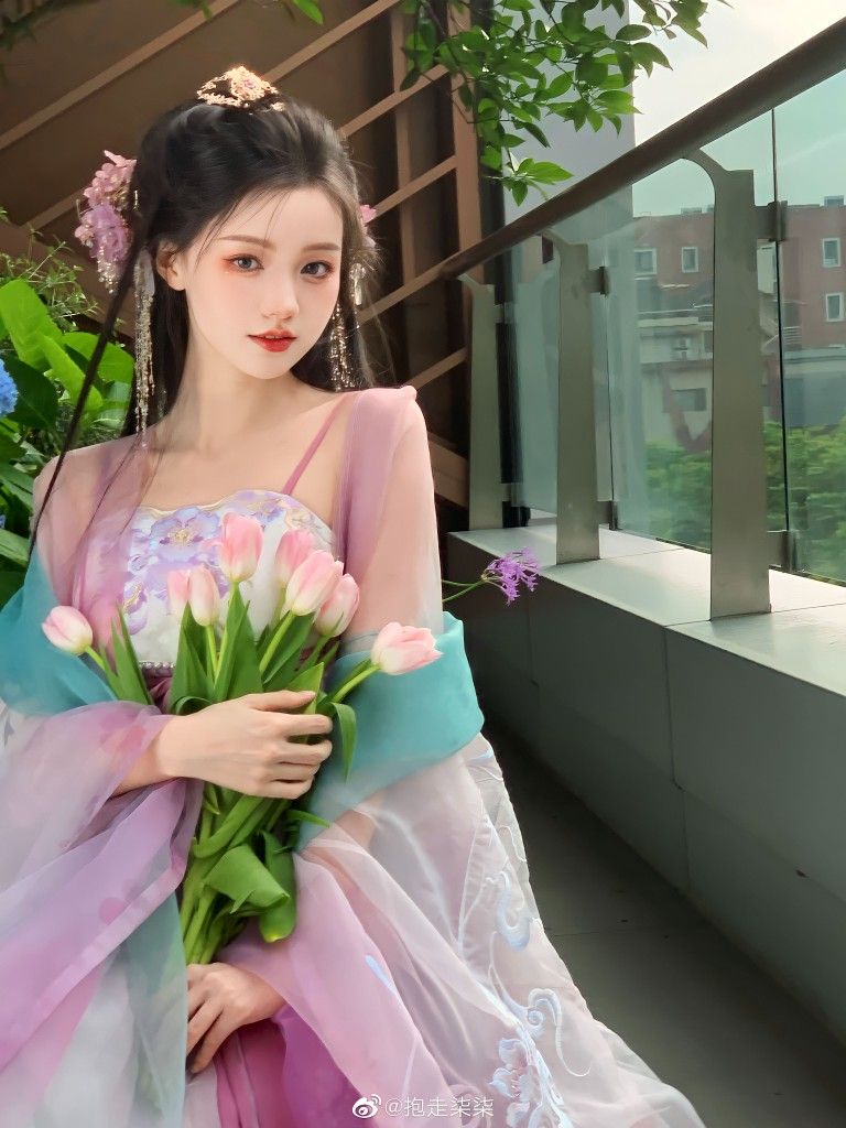 The Splendor of Miao and Han Traditional Costumes:A Cultural Journey