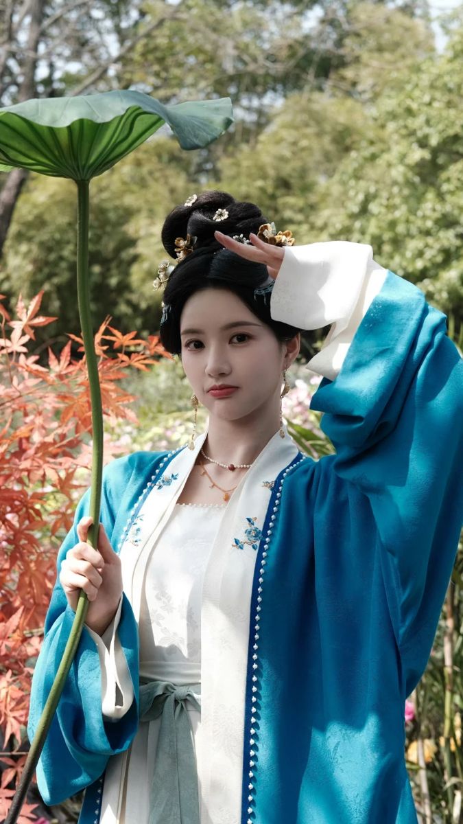 Embroidered Splendor:The Art of Hanfu Embroidery on Fans