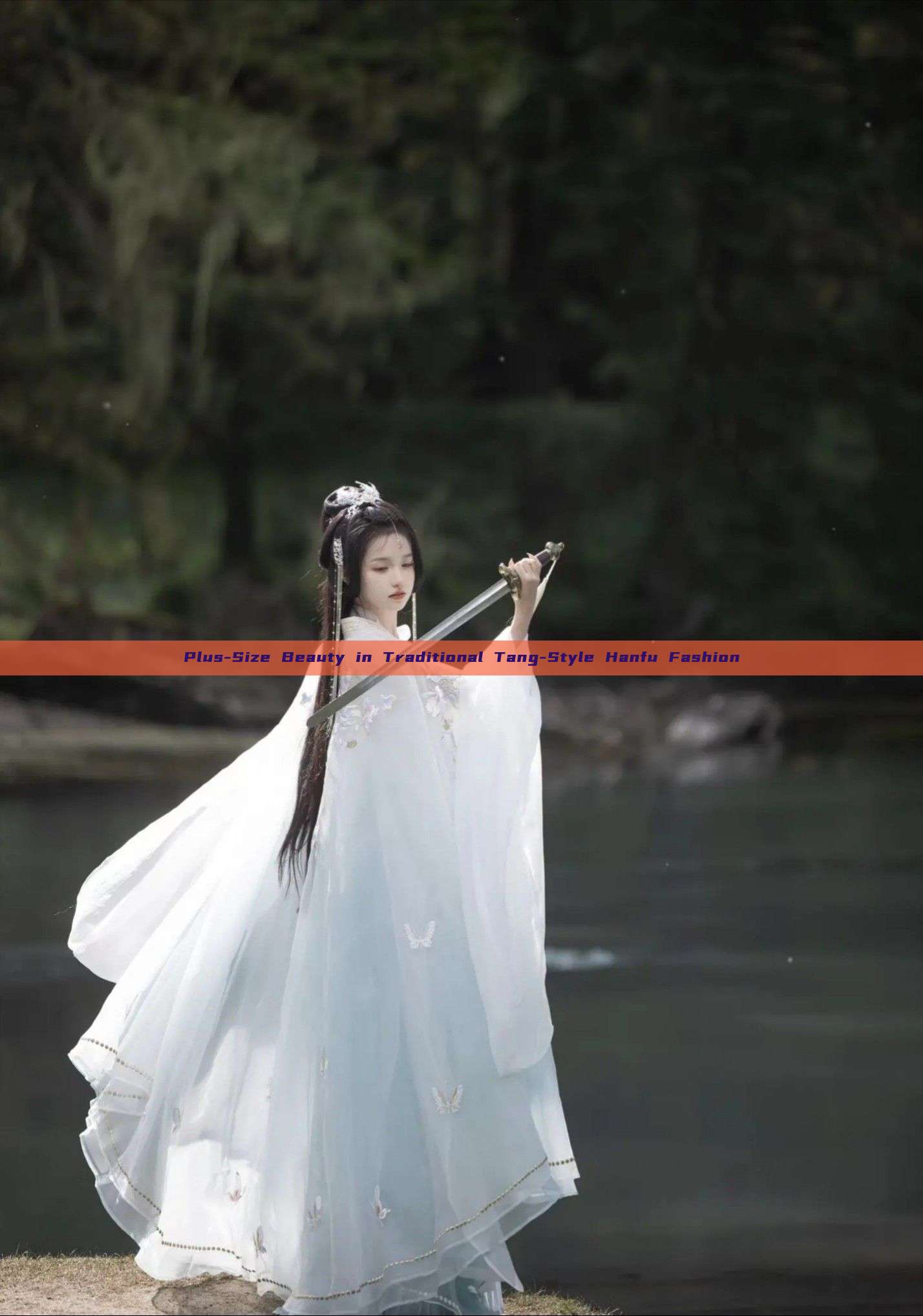 Plus-Size Beauty in Traditional Tang-Style Hanfu Fashion