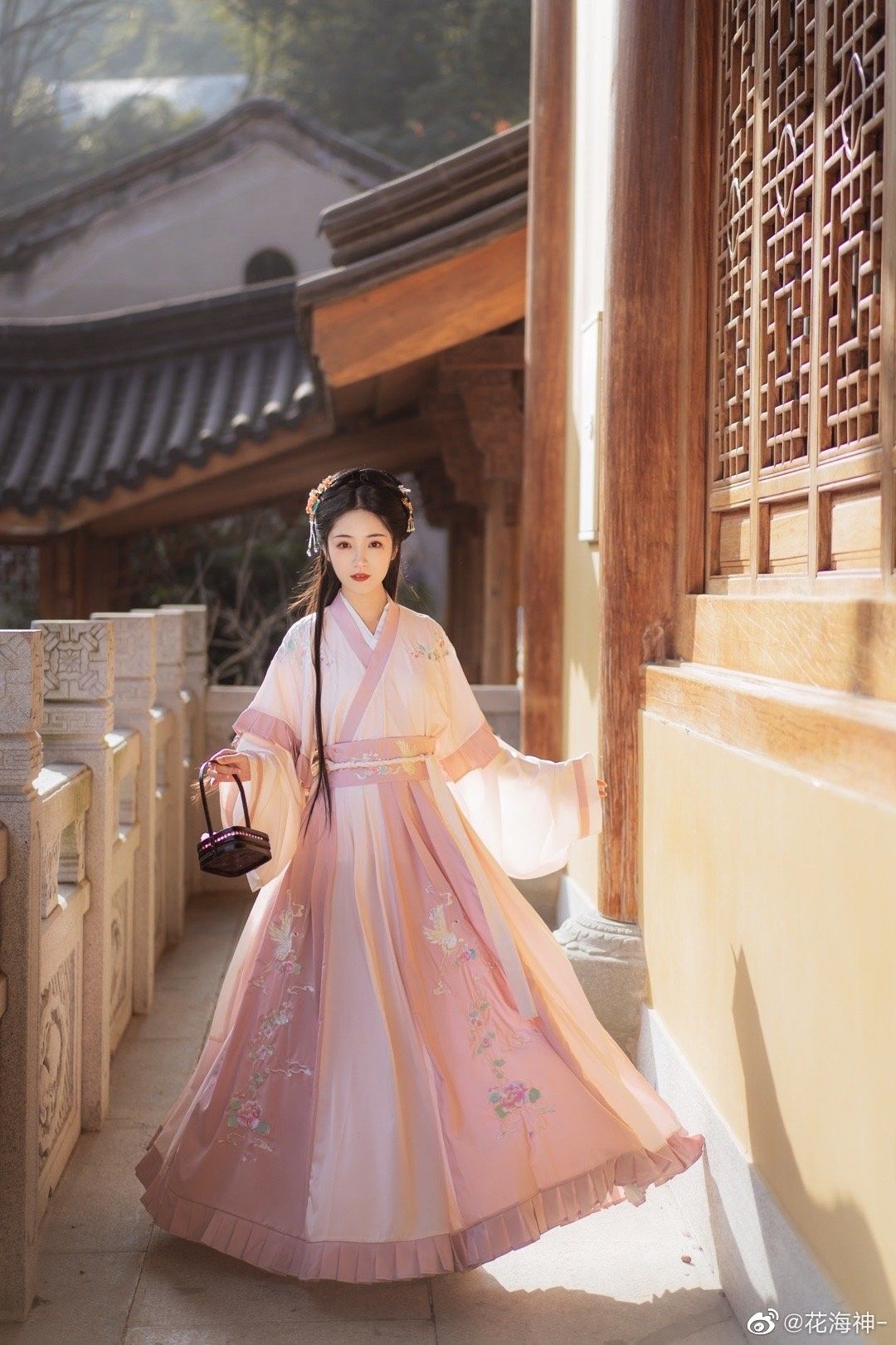 Plus Size Bubble-袖 Cheongsam:A Fashion Revolution