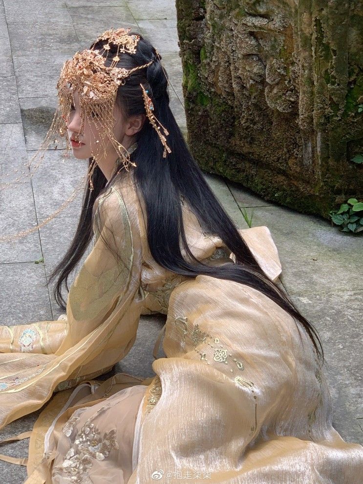 The Enchantment of Horseface Skirt and Cloud-Inspired Xiu Jian:A Cultural Fusion
