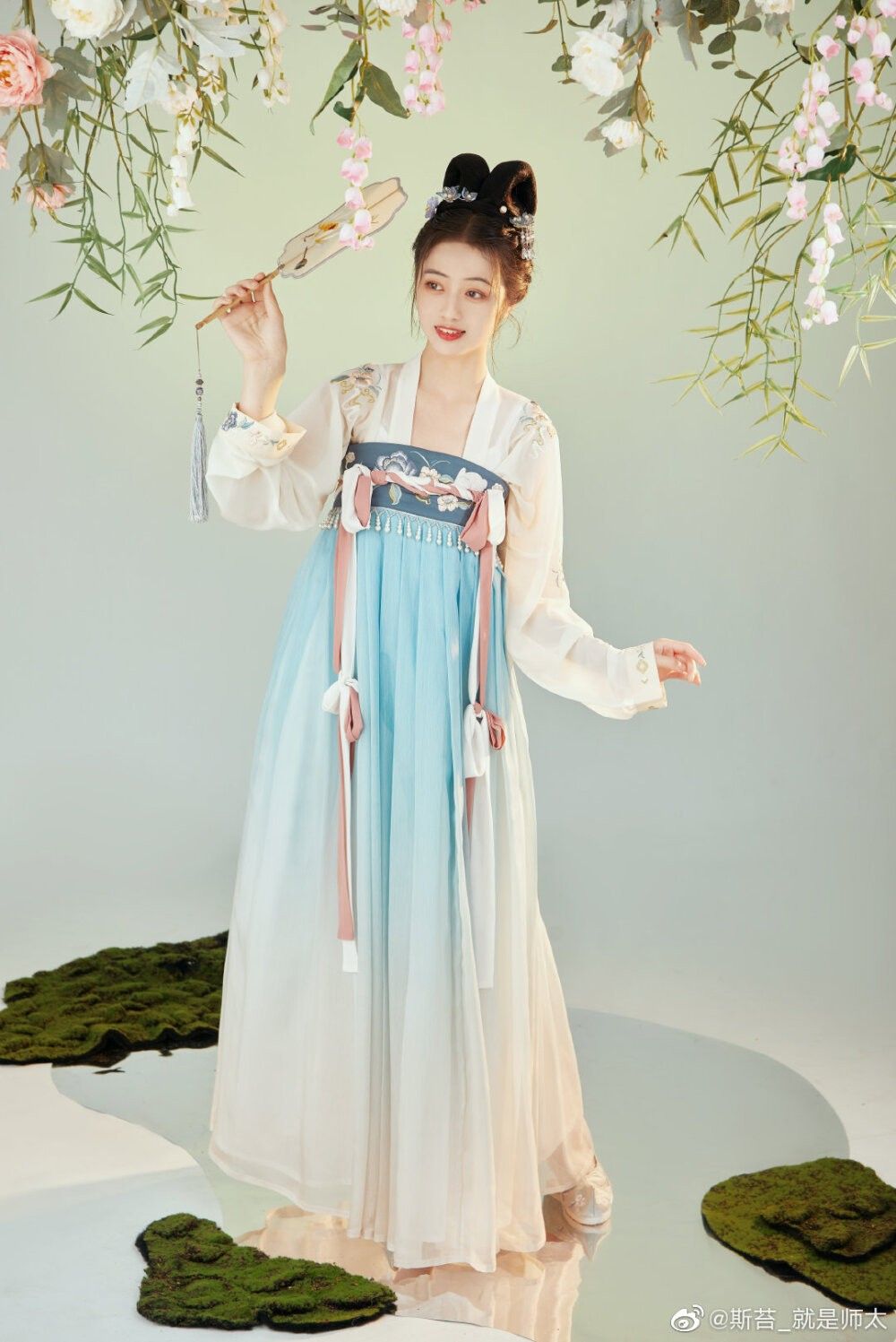 The Elegance of Low-Cut Cheongsam:V-Neck and Deep V