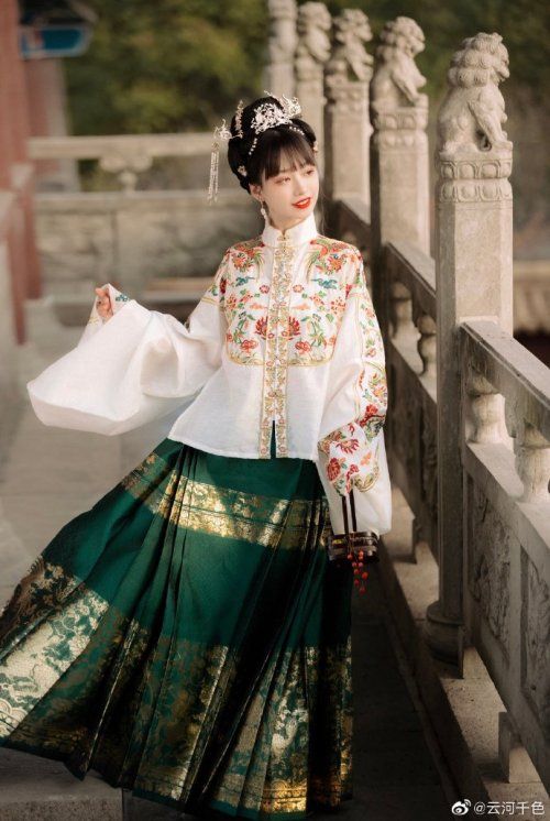 Fiancée Qipao Style for Petite Brides:A Guide to Ordering and Styling Fiancée Qipao Style for Petite Brides:A Guide to Ordering and Styling