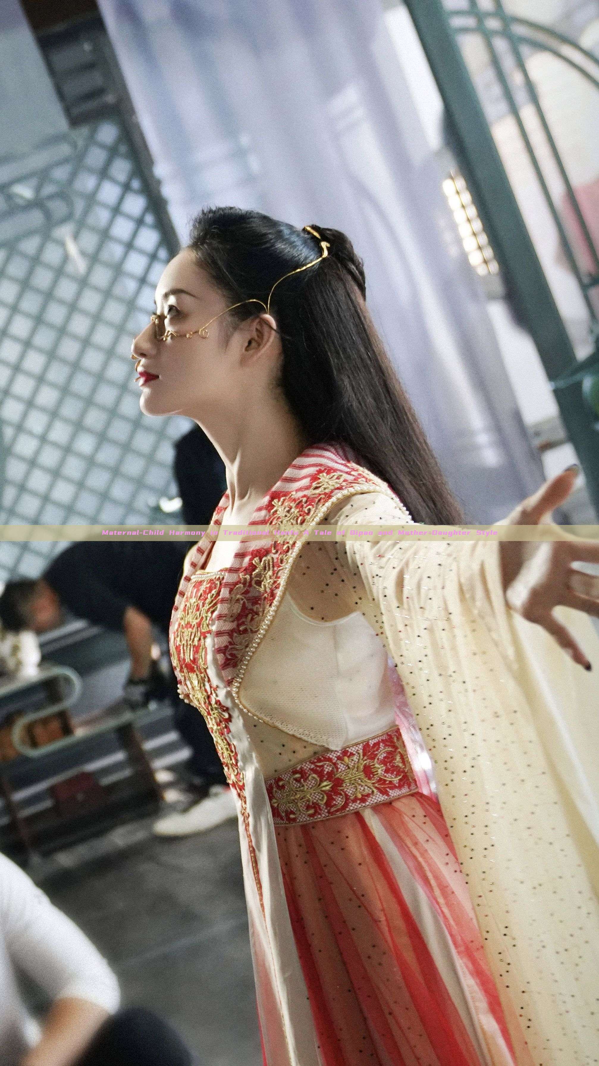Maternal-Child Harmony in Traditional Hanfu A Tale of Qipao and Mother-Daughter Style
