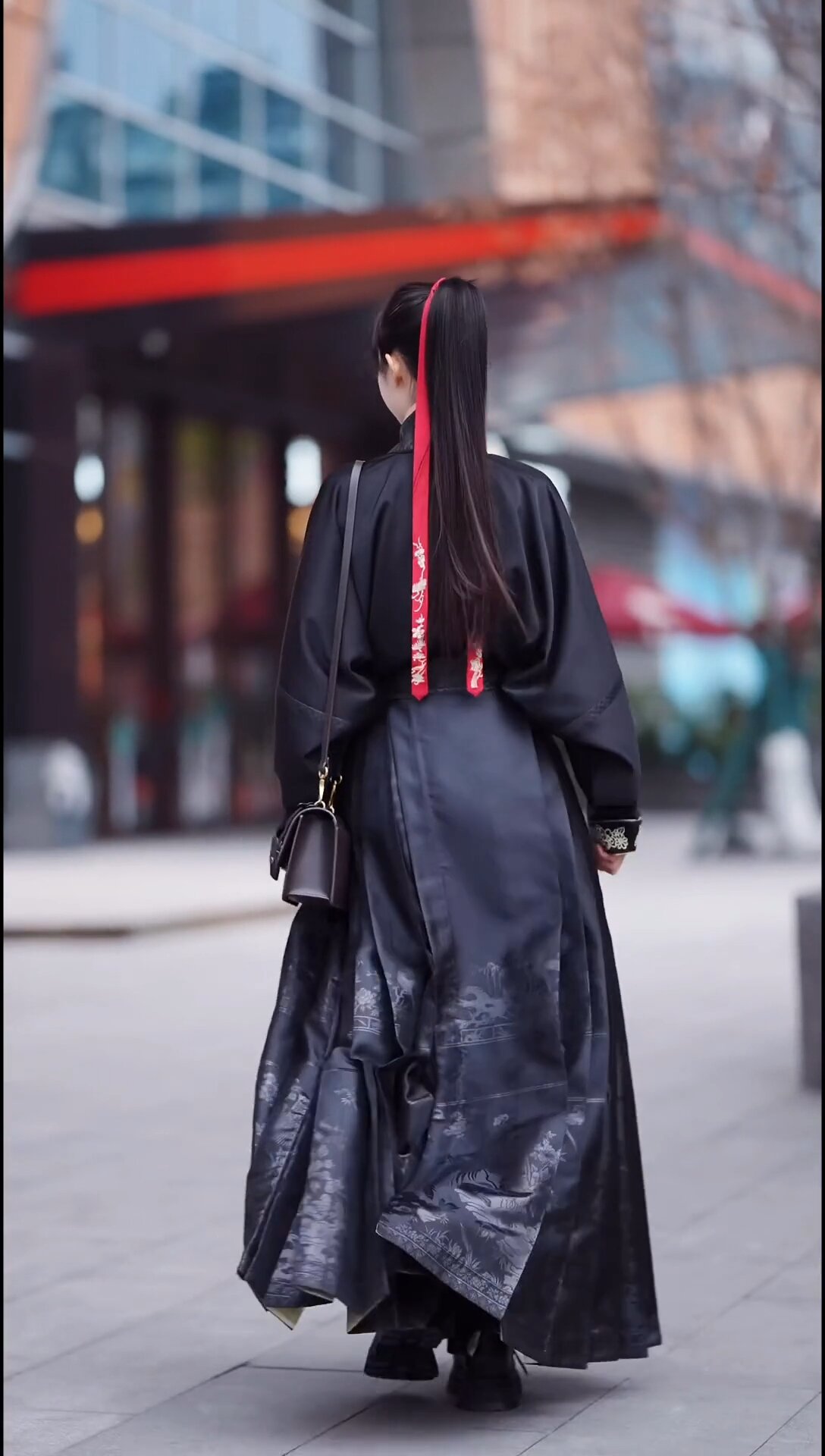 The Perfect Cheongsam for a Wide Hip Structure The Perfect Cheongsam for a Wide Hip Structure