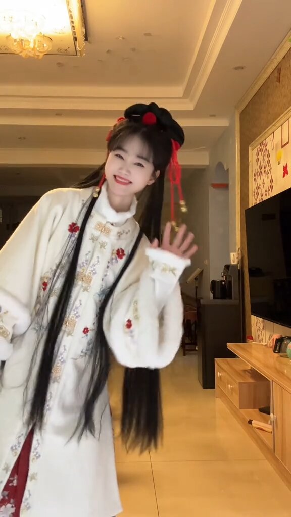 Flax-Inspired Hanfu Fashion for Women:An Insight into the Elegance of Traditional Chinese Attire