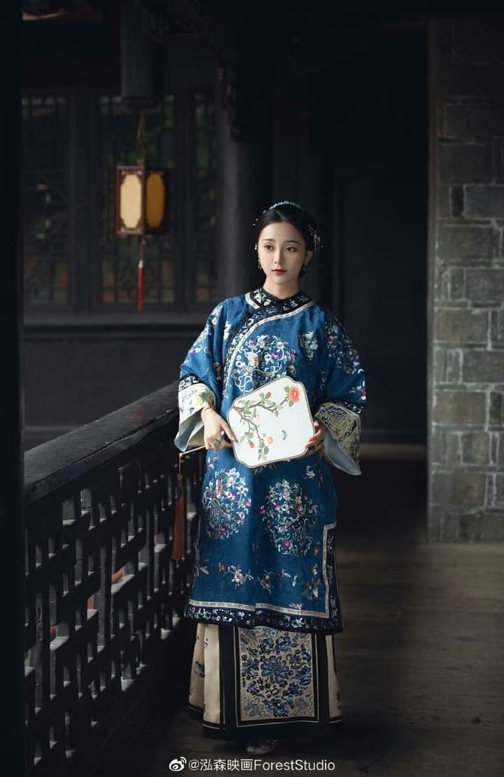 The Authenticity of Hanfu Clothing in the Wei and Jin Dynasties:A Closer Look