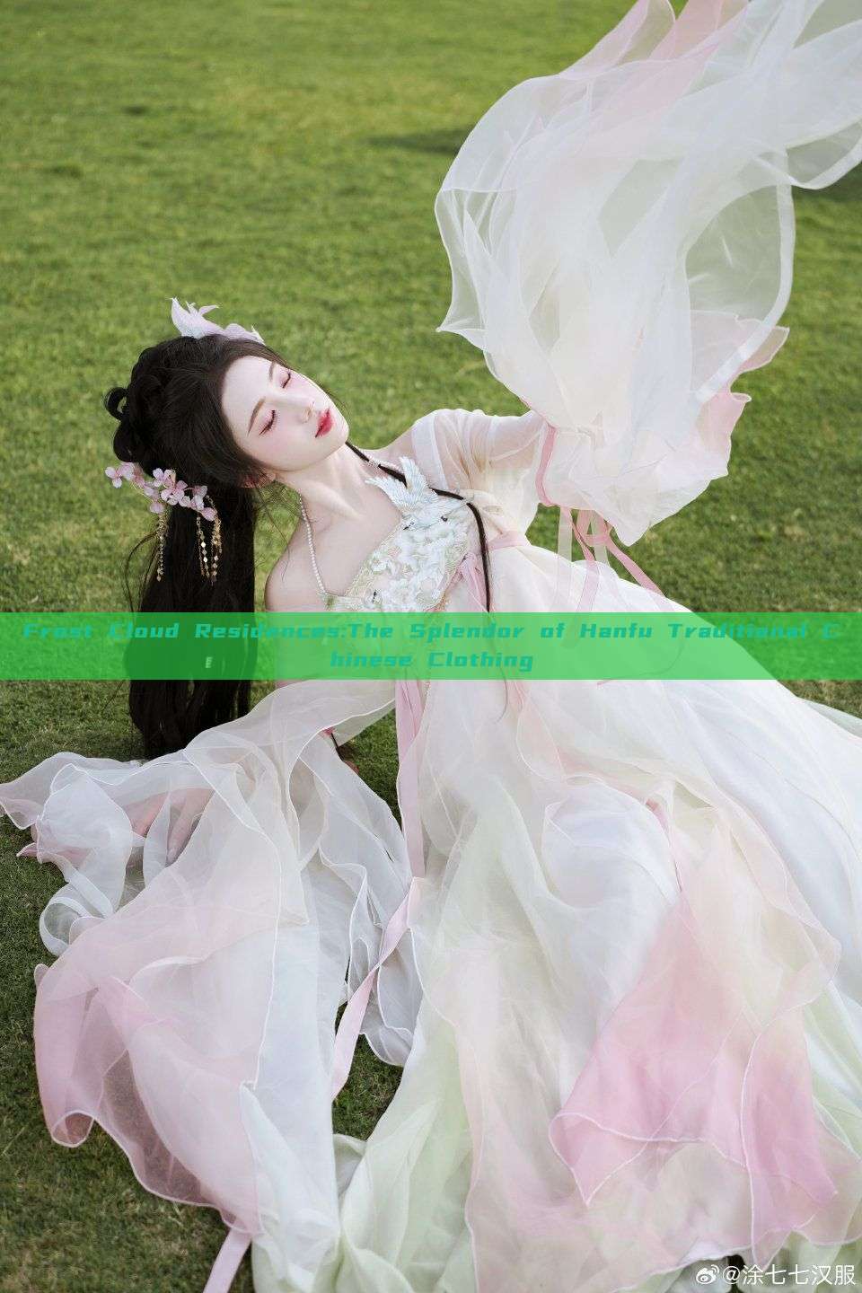Frost Cloud Residences:The Splendor of Hanfu Traditional Chinese Clothing Frost Cloud Residences:The Splendor of Hanfu Traditional Chinese Clothing