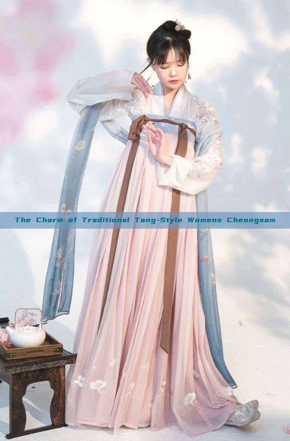 The Charm of Traditional Tang-Style Womens Cheongsam The Charm of Traditional Tang-Style Womens Cheongsam
