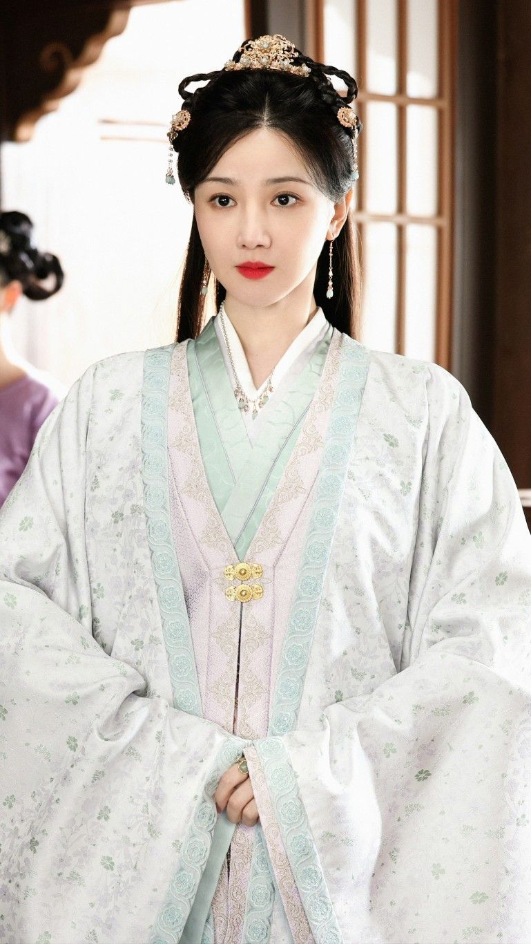 The Journey of a 12-Year-Old into the World of Hanfu Chinese Traditional Clothing) The Journey of a 12-Year-Old into the World of Hanfu Chinese Traditional Clothing)