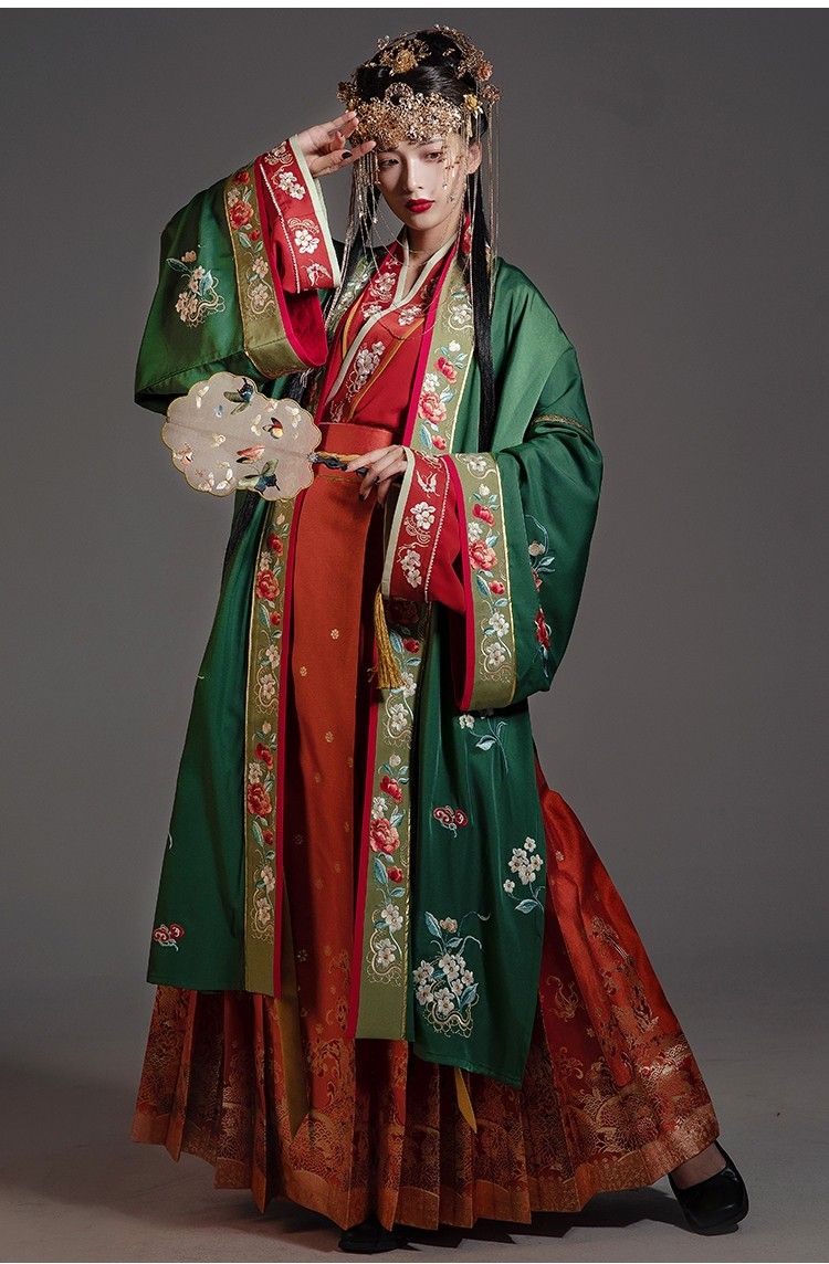Embracing Modernity:The Evolution of Nursing Qipao into a Fashionable Redesign