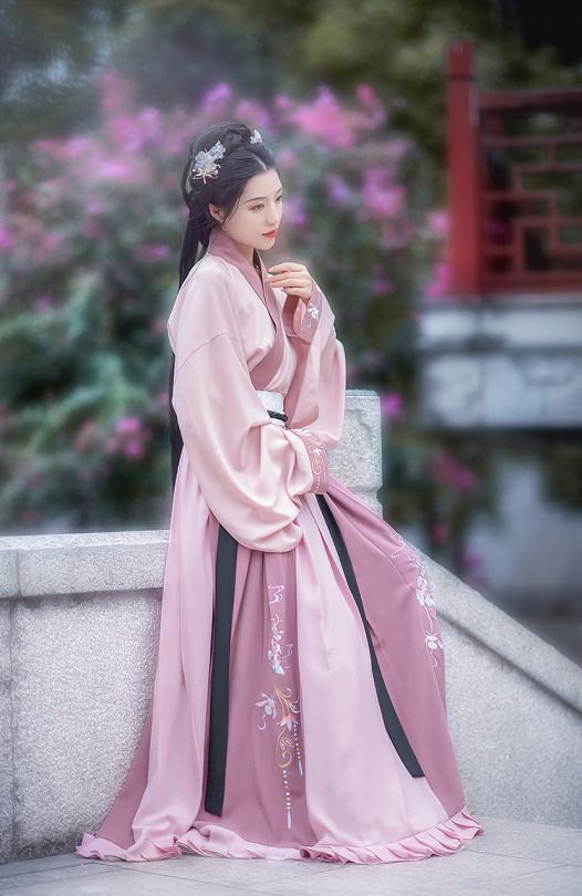 Petite Charm:The Art of Tailored Cheongsam for a Curvier Figure