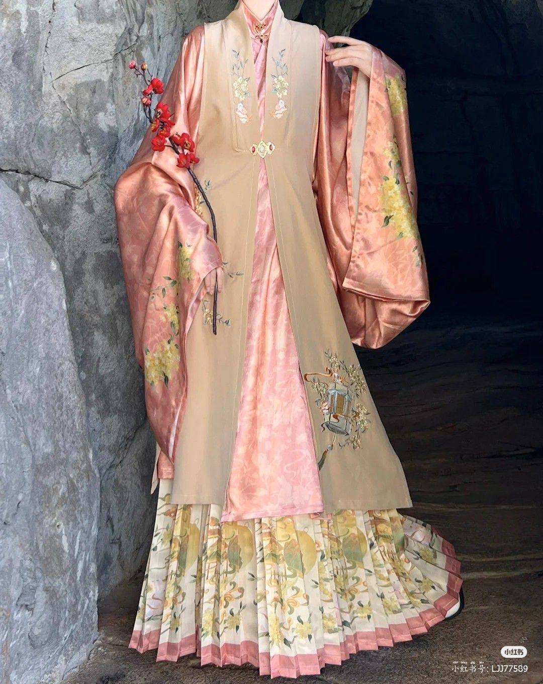 Blooming into Extinction:The Story of Hanfu,the Flower-Adorned Traditional Chinese Clothing