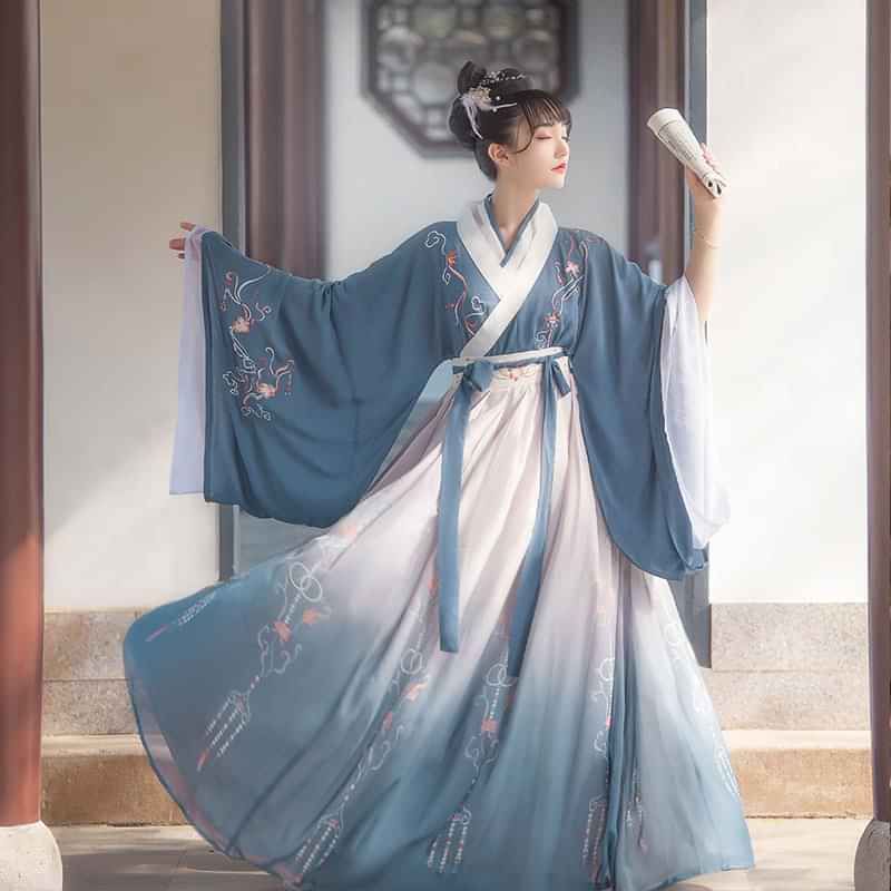 The Splendor of Spring in a Tiny Garden:The Splendid Beauty of Hanfu in Bloom The Splendor of Spring in a Tiny Garden:The Splendid Beauty of Hanfu in Bloom