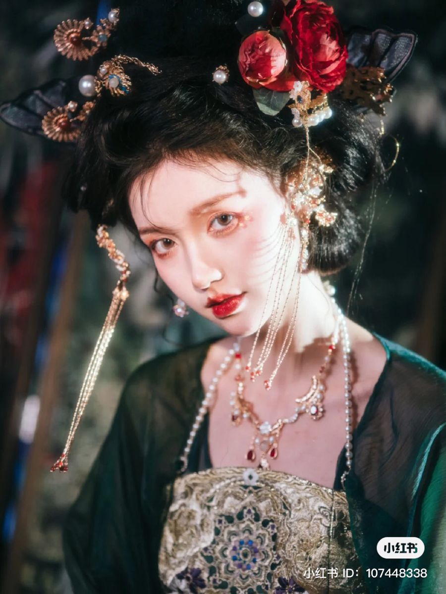 The Splendor of Hanfu Skirt:A Close Examination of its Red Lower Half The Splendor of Hanfu Skirt:A Close Examination of its Red Lower Half