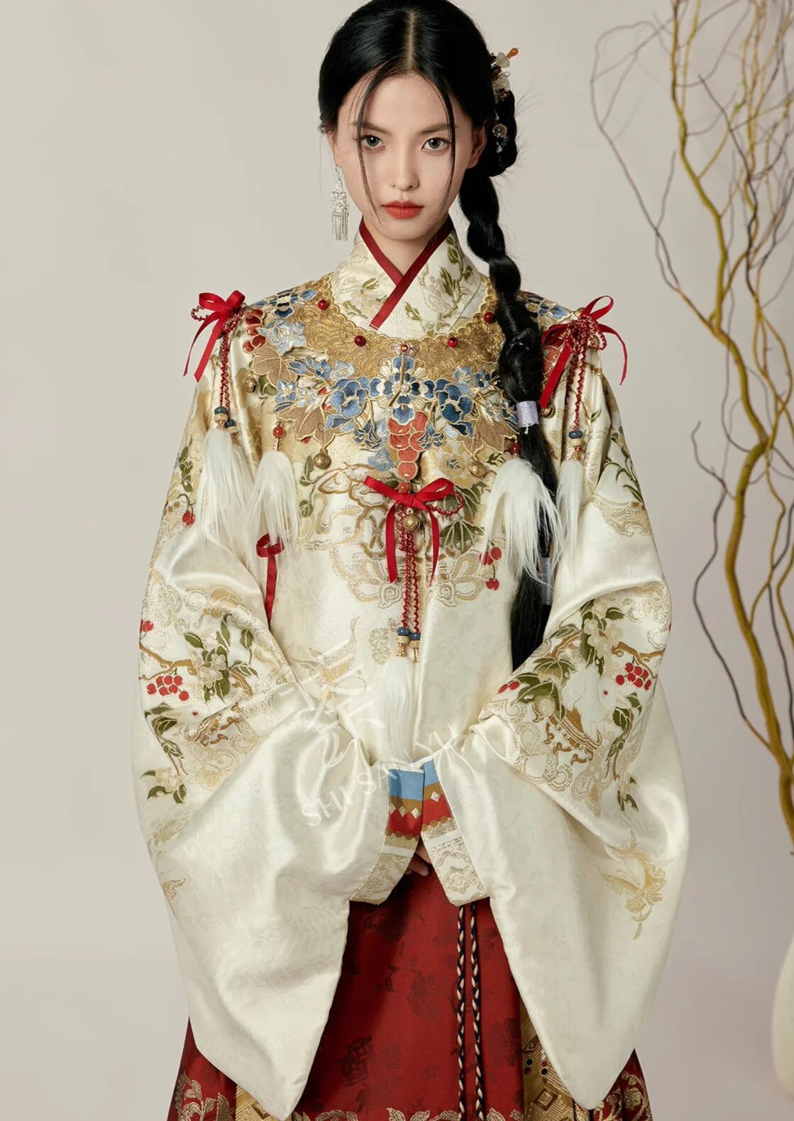 The Intricate Charm of Lace-Lined Cheongsam Qipao The Intricate Charm of Lace-Lined Cheongsam Qipao