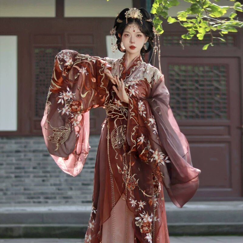 Hanfu Fashion:The Art of Folding Fans with Traditional Charm