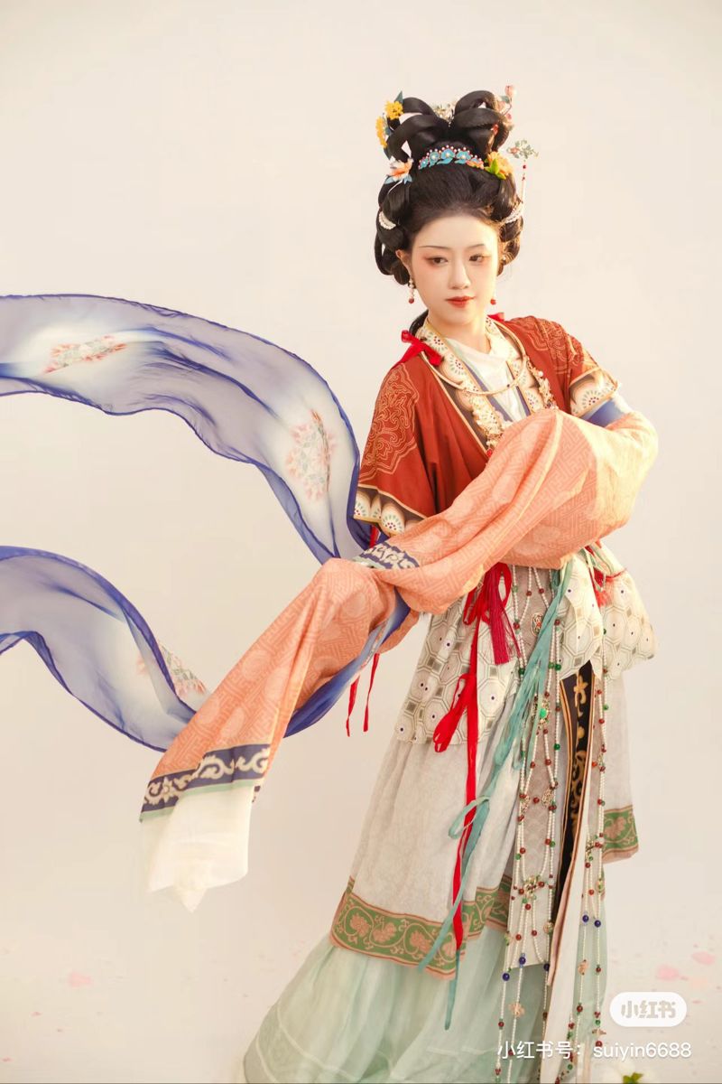 Blooming on the Other Side:The Enchantment of Hanfu and Nine-Tailed Fox in Modern Times