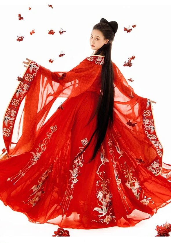 Embracing the Sky in Traditional Splendor:Original Hanfu Fashion under a Vast Blue Canvas