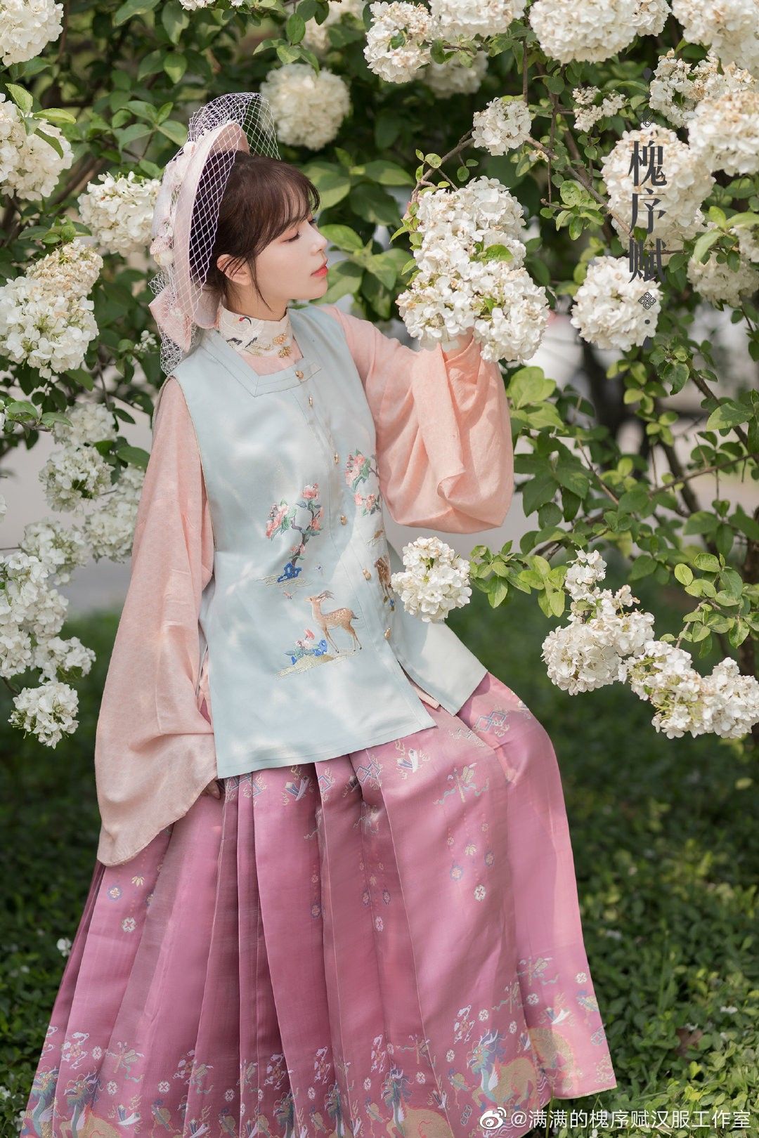 The Materials of Hanfu Group Fans:A Detailed Exploration