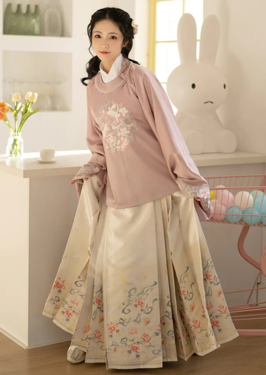 The Splendor of Consort Yang in Hanfu:The Tang Dynastys Splendid Era