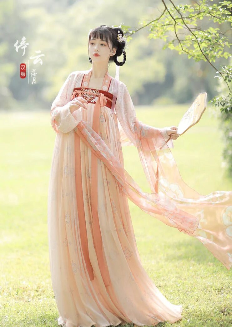 Yiyaos Modern Chinese Qipao:A Blend of Tradition and Innovation