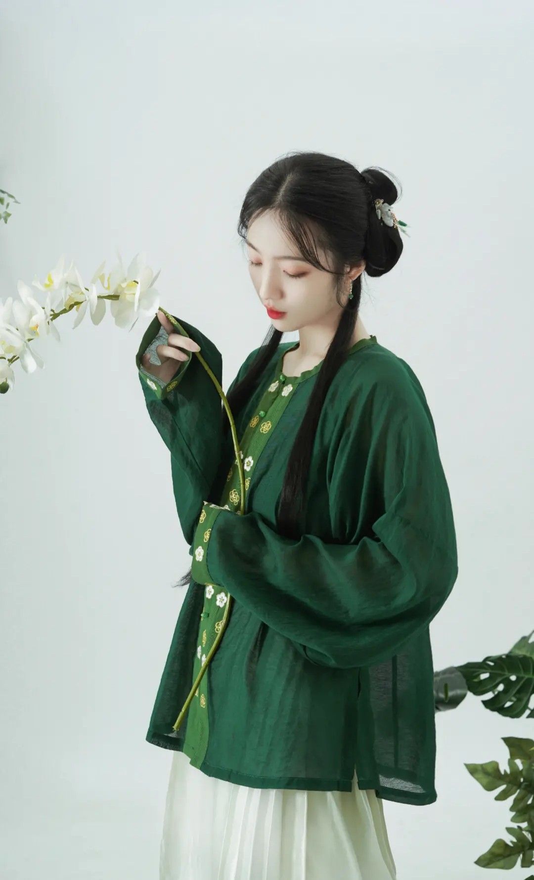 The Splendor of Sifeis Glass-like Hanfu:A Journey into the World of Glass-like Glasses