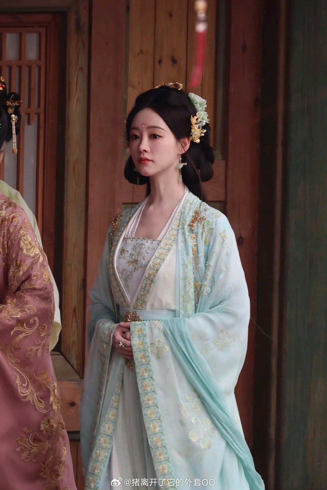 Scholarly Elegance:The Rise of Hanfu in the Modern World,a Tale of a Bookish Maiden