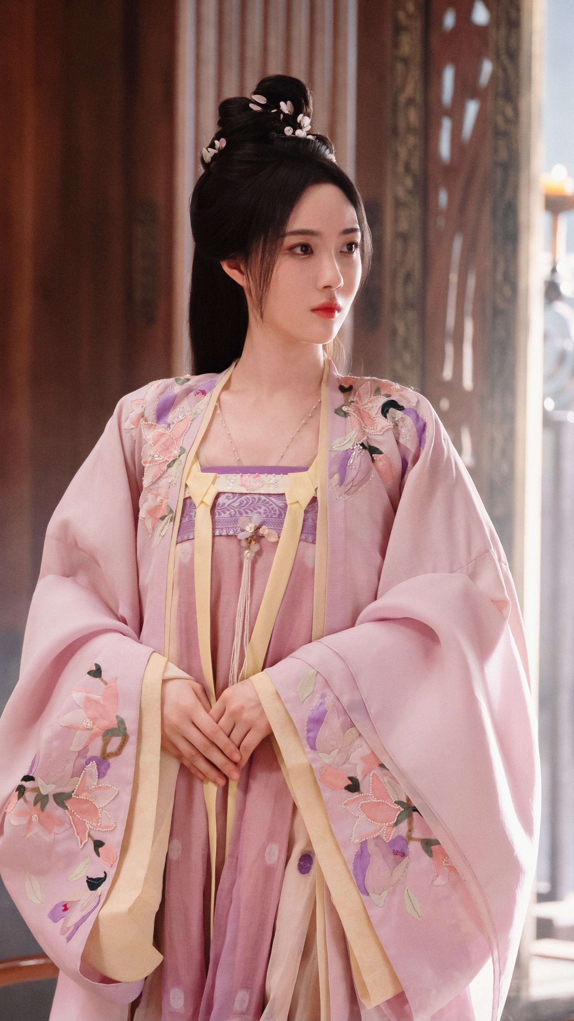 Ethereal Elegance:The Charms of the Smoking-like Hanzhi Robes
