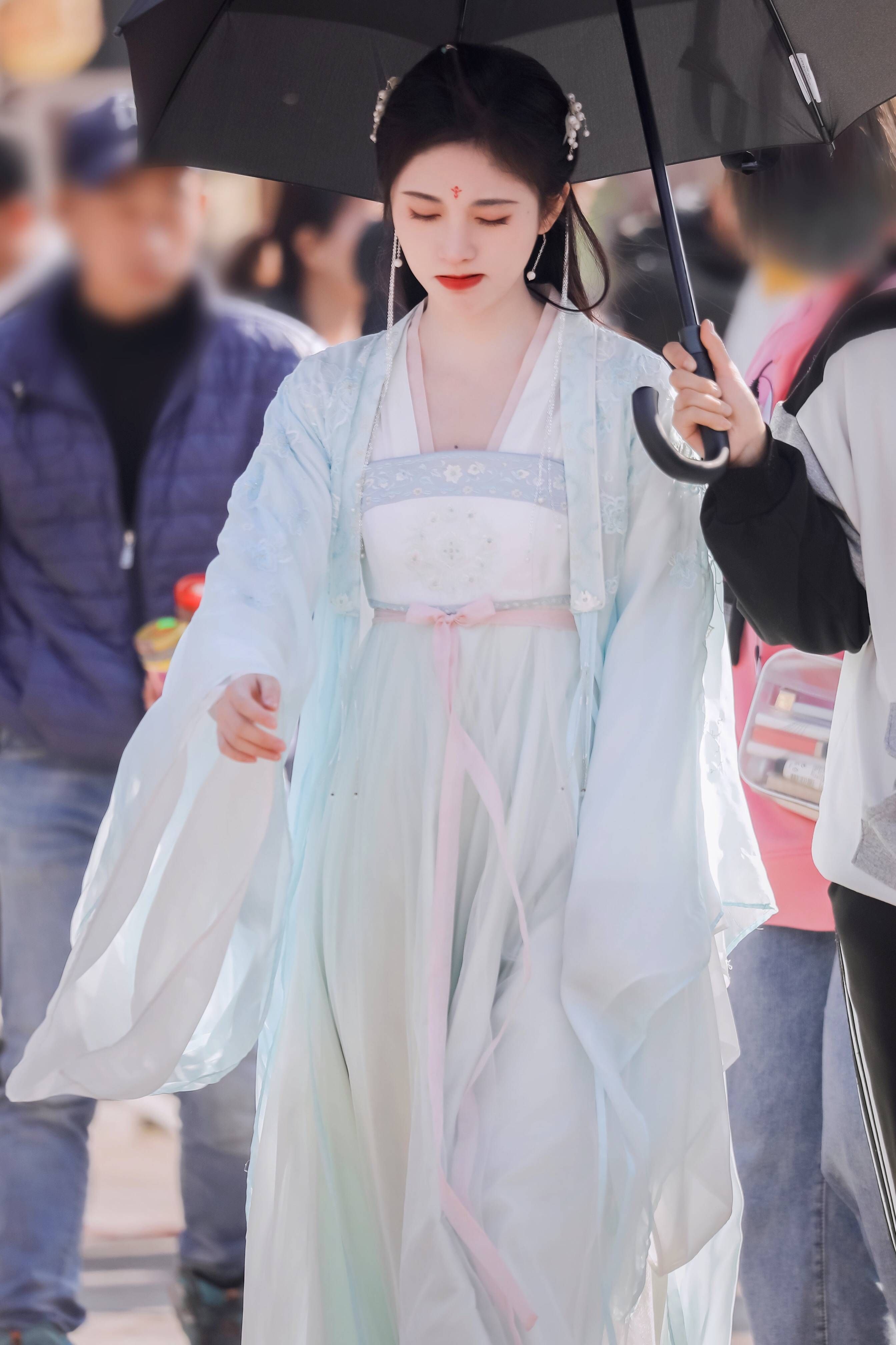 Flowery Meadows and Traditional Hanfu:The Enchantment of Flower-Patterned Liquor and Han Clothing Flowery Meadows and Traditional Hanfu:The Enchantment of Flower-Patterned Liquor and Han Clothing