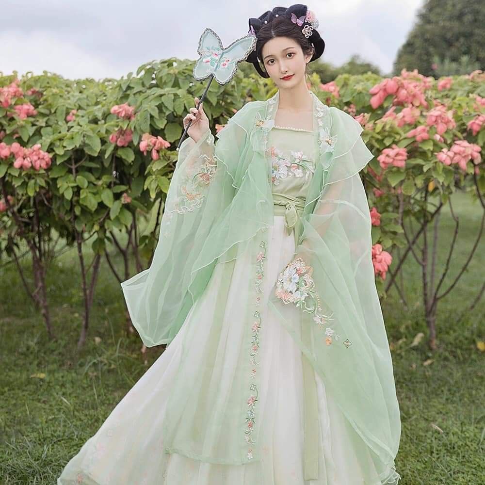 The Elegance of Double-Split Tailored Cheongsam:A Closer Look at its Stylistic Charm The Elegance of Double-Split Tailored Cheongsam:A Closer Look at its Stylistic Charm
