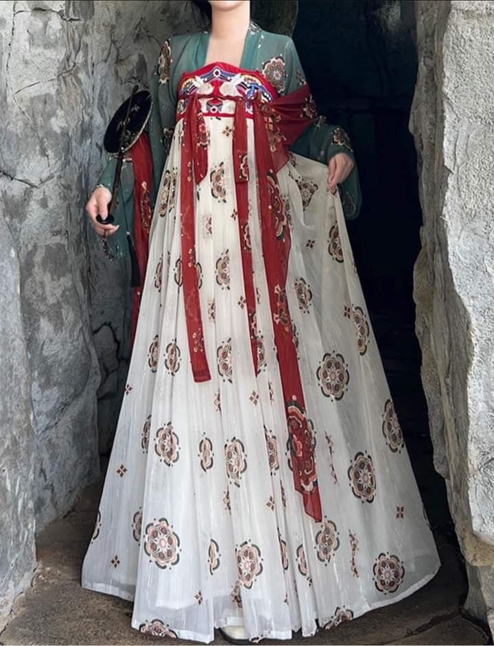 The Rise of the 15-Year-Old Qipao-Wearing Middle School Girl