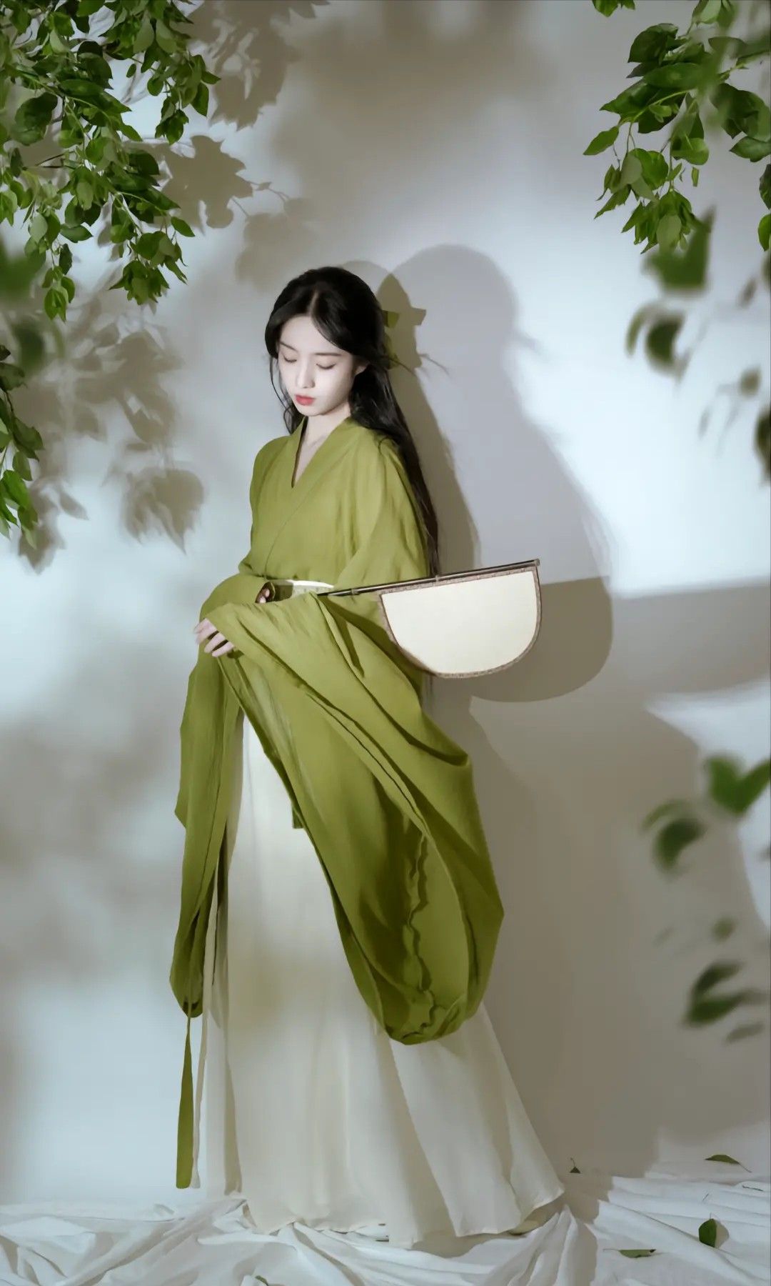 Latticed and Modernized Cheongsam Skirt:A Fashion Fusion of Traditional and Modern Elements
