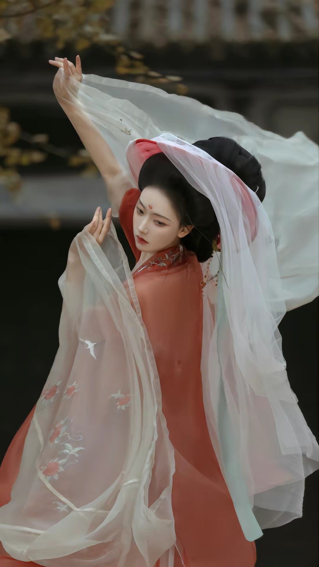 Red Cheongsam Women:Embracing the Neo-Chinese Style