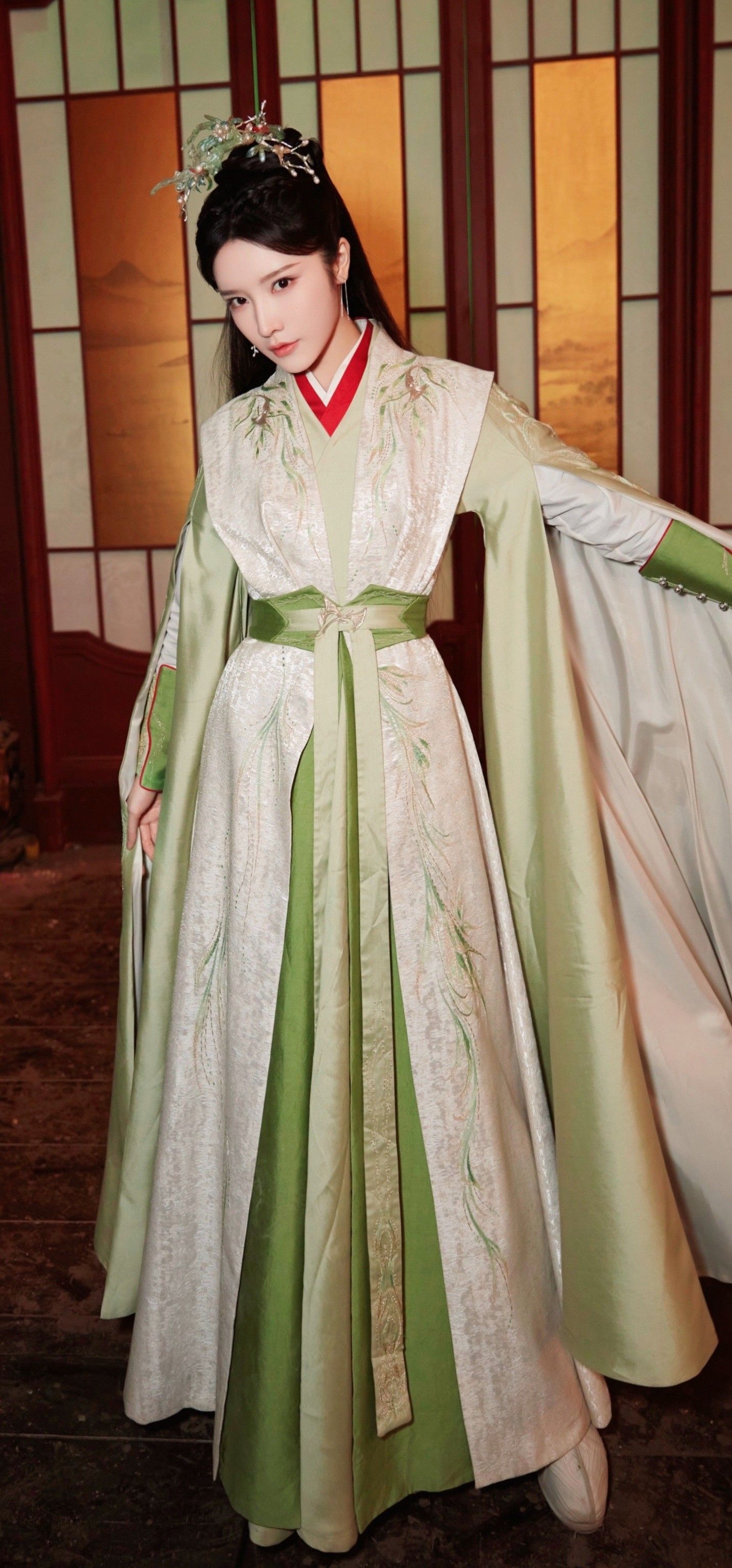 The Splendor of Traditional Chinese Clothing:Silk Fabric in Hanfu Fashion