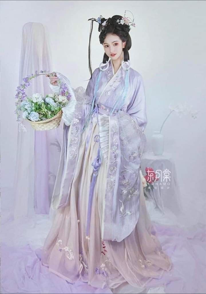 White Cheongsam:A Delicate and Elegant Thin Style