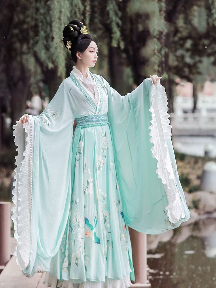 Embracing the Year of the Dragon:The Revival of Cheongsam Fashion with Dragon-Inspired Embroidery Embracing the Year of the Dragon:The Revival of Cheongsam Fashion with Dragon-Inspired Embroidery